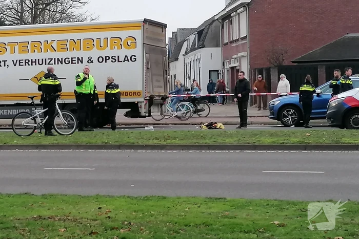 Jong meisje zwaargewond bij botsing met vrachtwagen