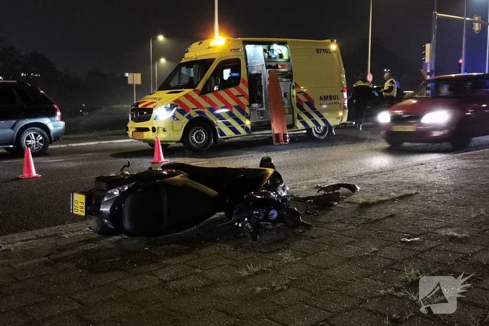 Scooterrijder gewond bij aanrijding met auto