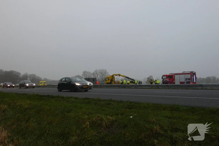 Paardentrailer belandt in sloot naast snelweg