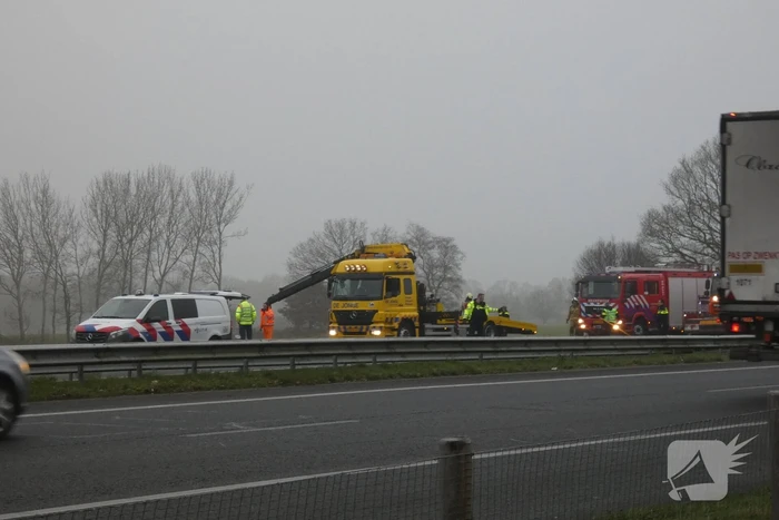 Paardentrailer belandt in sloot naast snelweg