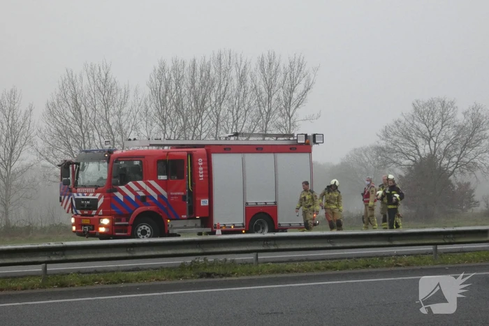 Paardentrailer belandt in sloot naast snelweg
