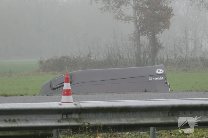 Paardentrailer belandt in sloot naast snelweg