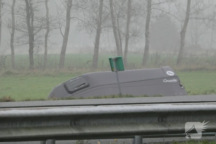 Paardentrailer belandt in sloot naast snelweg