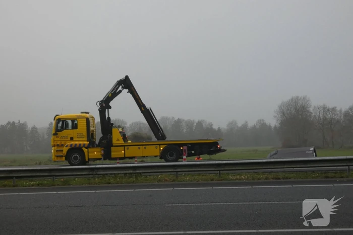 Paardentrailer belandt in sloot naast snelweg