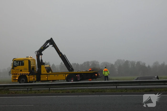 Paardentrailer belandt in sloot naast snelweg