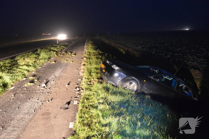 Auto eindigt in de sloot
