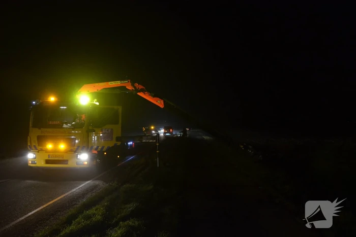 Auto eindigt in de sloot