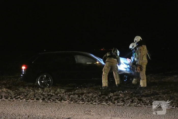 Auto vliegt in brand na aanrijding