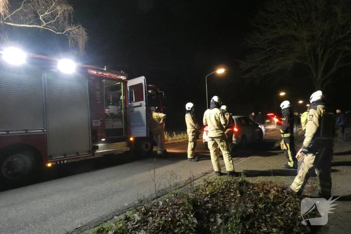 Auto vliegt in brand na aanrijding