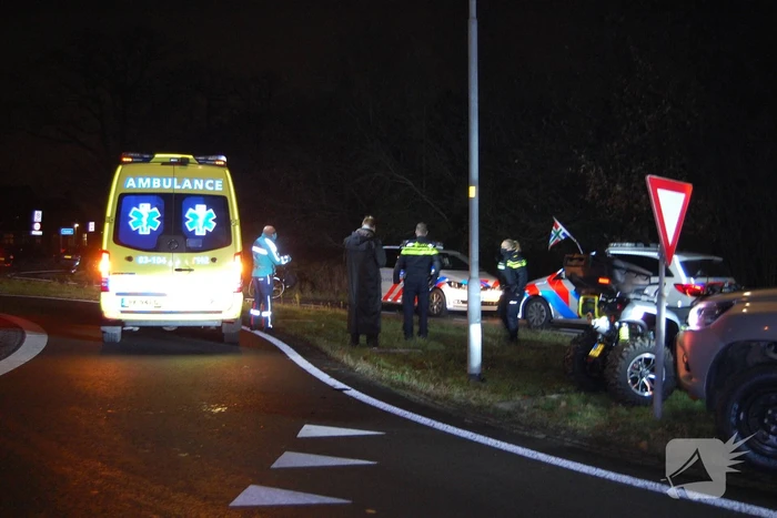 Quadrijder gewond bij botsing met auto