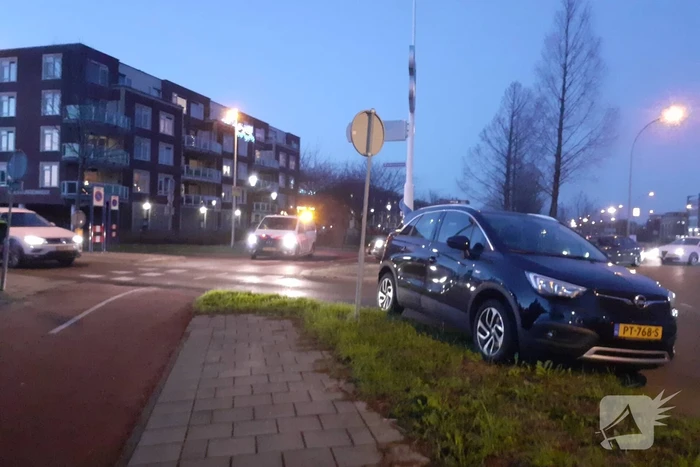 Fietser en auto botsen op rotonde