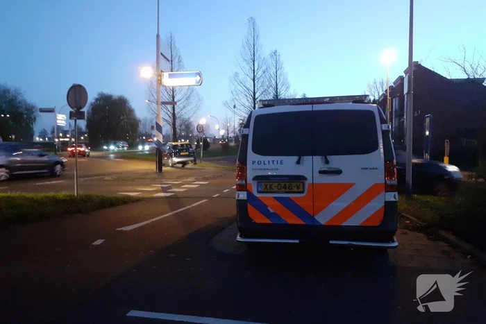 Fietser en auto botsen op rotonde
