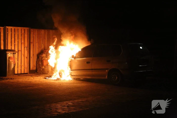 Auto door brand verwoest