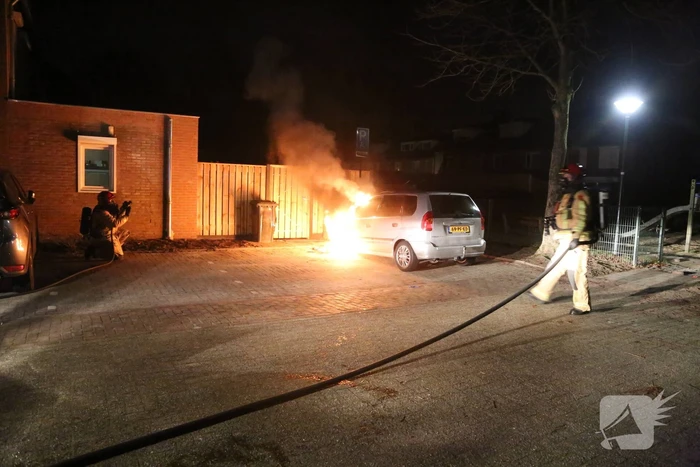 Auto door brand verwoest