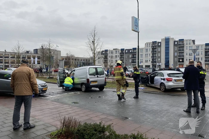 Flinke schade na botsing tussen drie voertuigen