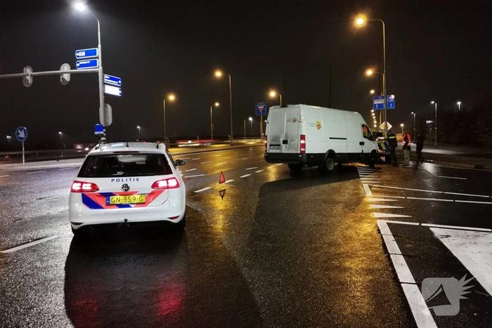 Bestelbus van PostNL blokkeert kruising