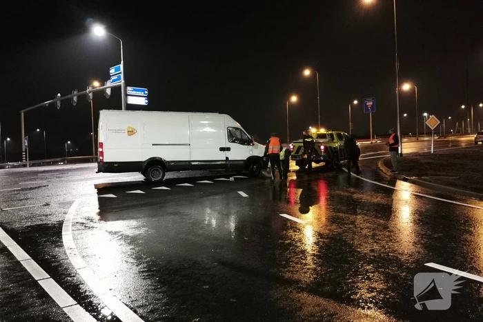 Bestelbus van PostNL blokkeert kruising
