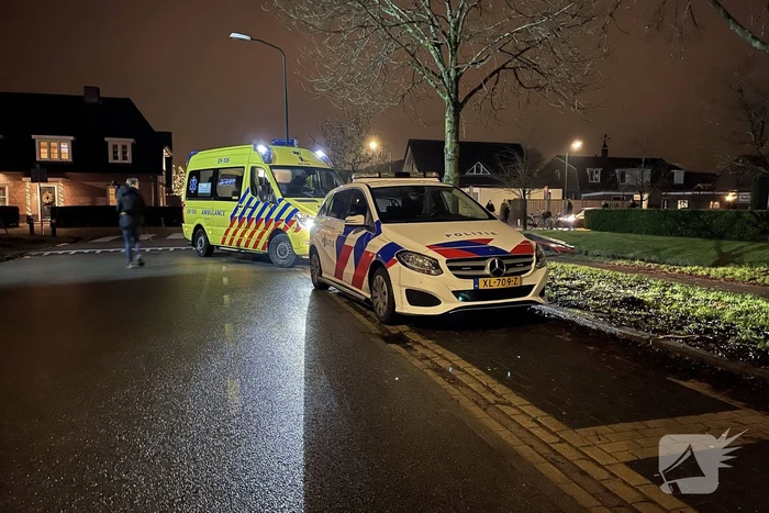 Auto rijdt water in, inzittenden gevlucht