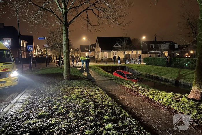 Auto rijdt water in, inzittenden gevlucht