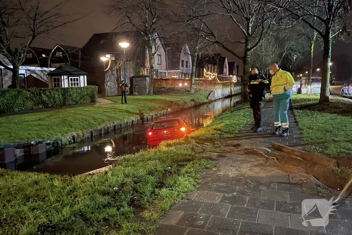 Auto rijdt water in, inzittenden gevlucht