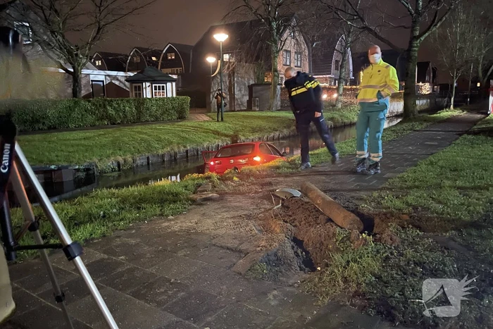 Auto rijdt water in, inzittenden gevlucht