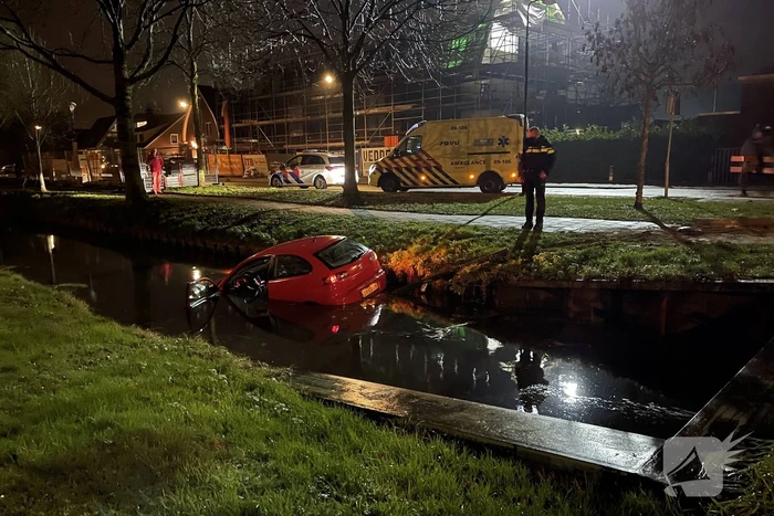 Auto rijdt water in, inzittenden gevlucht