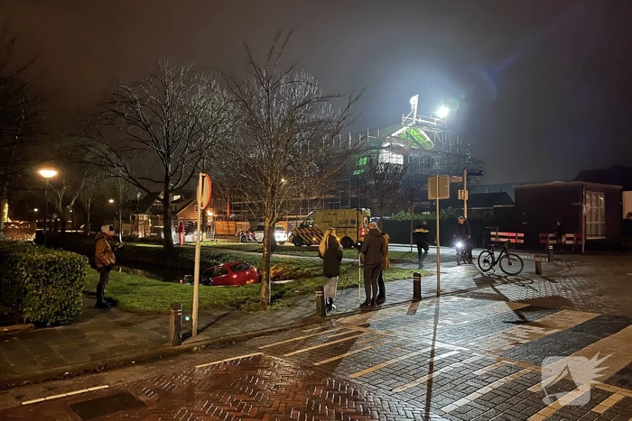 Auto rijdt water in, inzittenden gevlucht