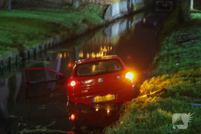 Auto rijdt water in, inzittenden gevlucht