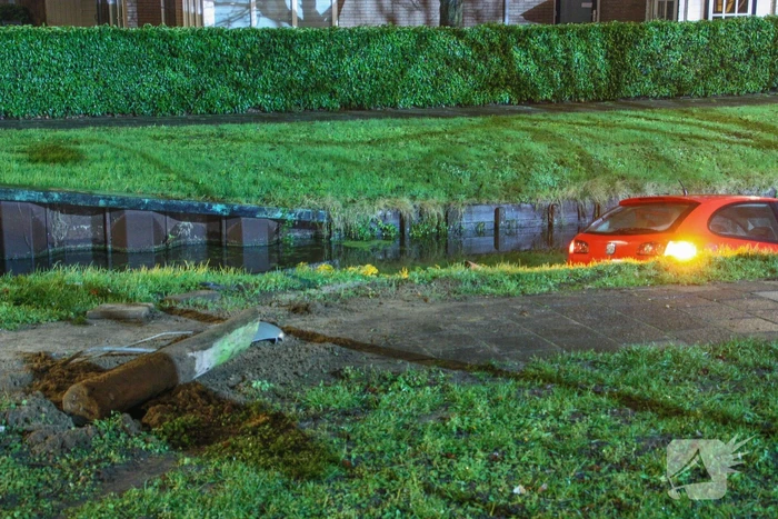Auto rijdt water in, inzittenden gevlucht