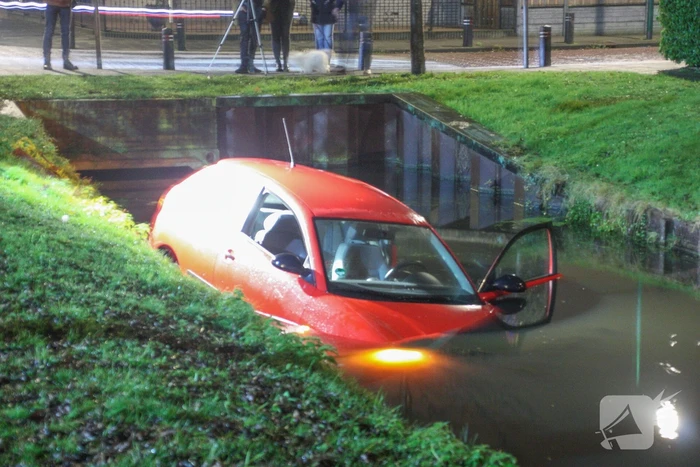 Auto rijdt water in, inzittenden gevlucht
