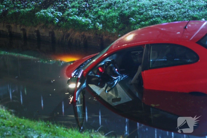 Auto rijdt water in, inzittenden gevlucht
