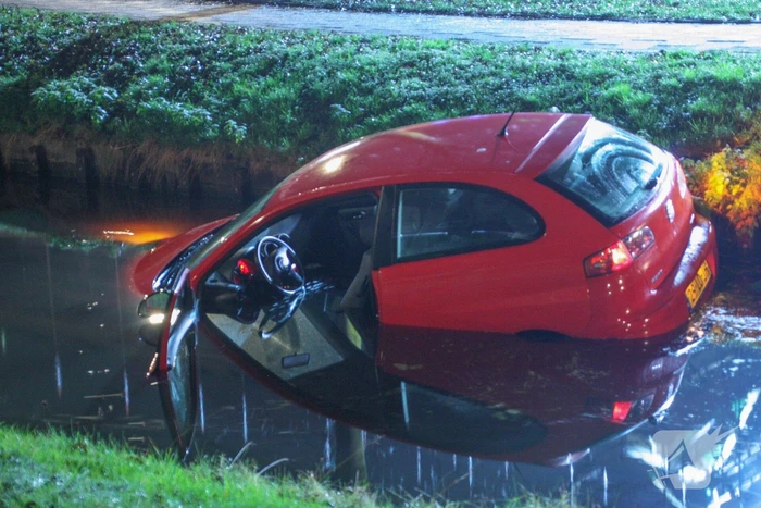 Auto rijdt water in, inzittenden gevlucht