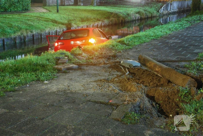 Auto rijdt water in, inzittenden gevlucht