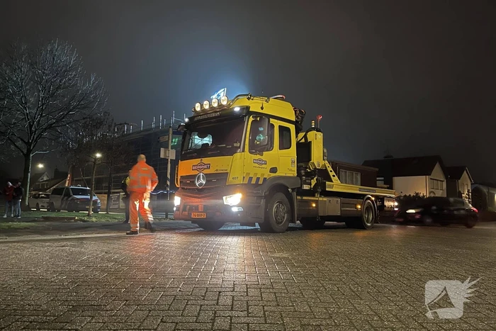 Auto rijdt water in, inzittenden gevlucht