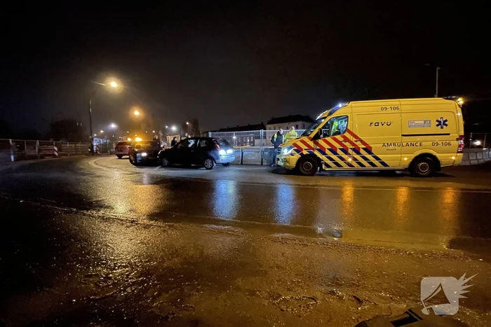 Auto's botsen frontaal in bocht