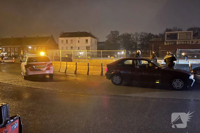 Auto's botsen frontaal in bocht