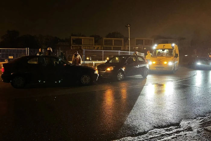 Auto's botsen frontaal in bocht