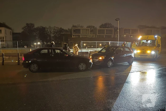 Auto's botsen frontaal in bocht