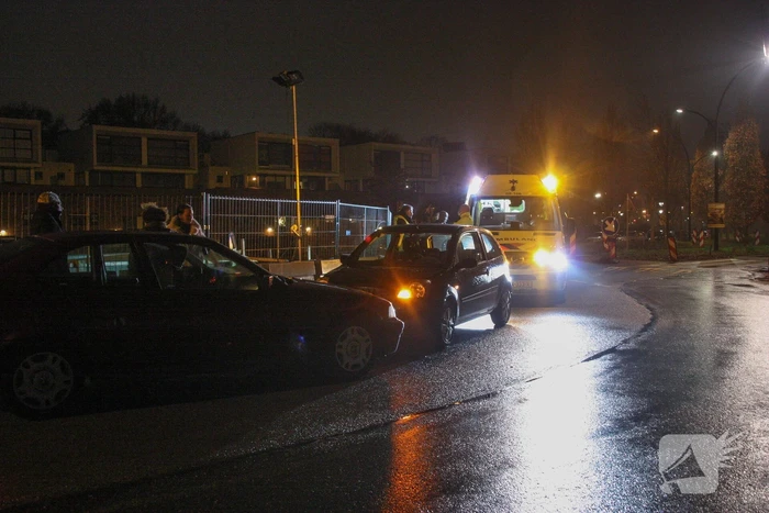 Auto's botsen frontaal in bocht