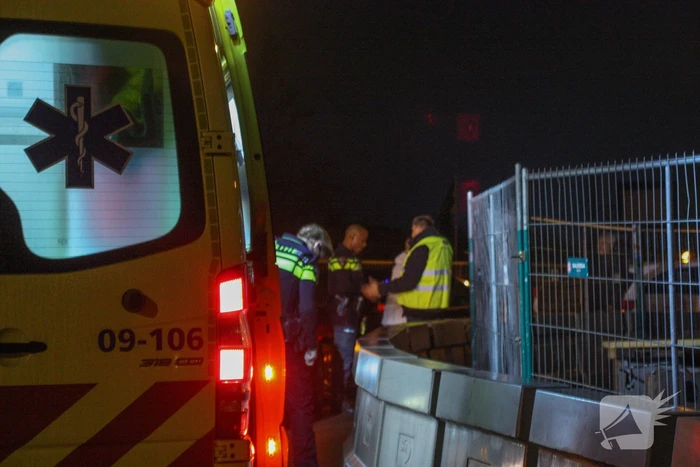 Auto's botsen frontaal in bocht