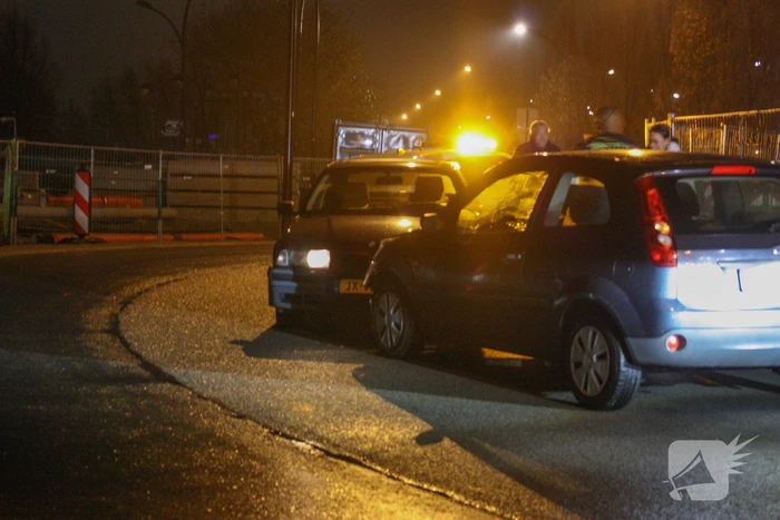 Auto's botsen frontaal in bocht