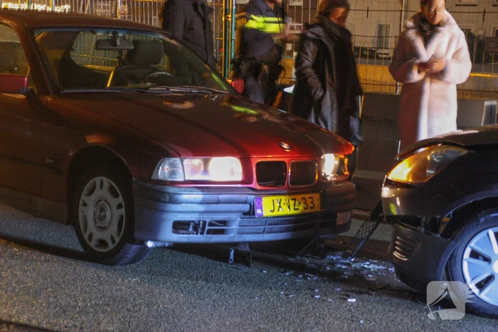 Auto's botsen frontaal in bocht