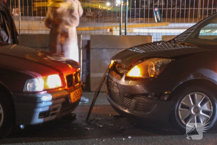 Auto's botsen frontaal in bocht