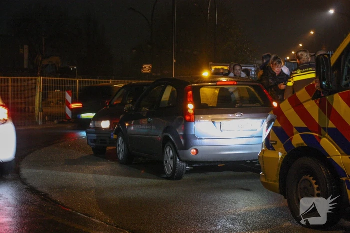 Auto's botsen frontaal in bocht