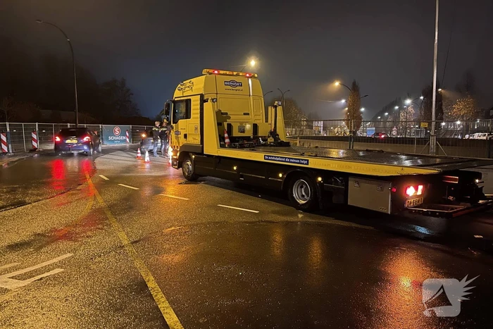 Auto's botsen frontaal in bocht