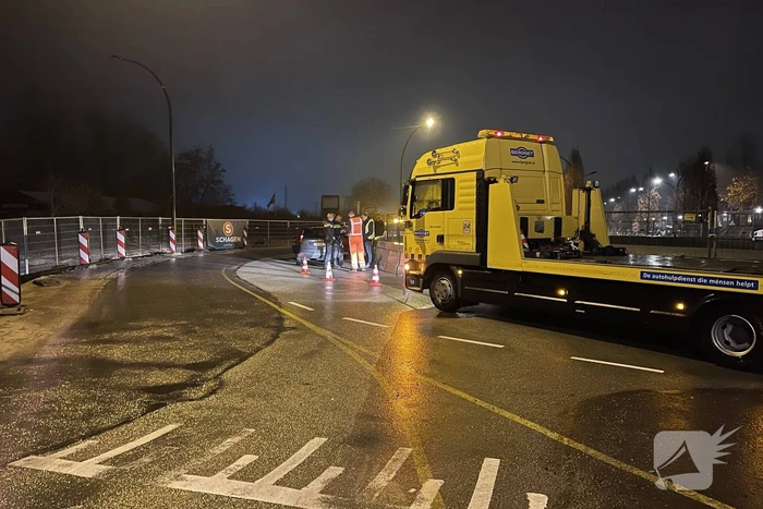 Auto's botsen frontaal in bocht