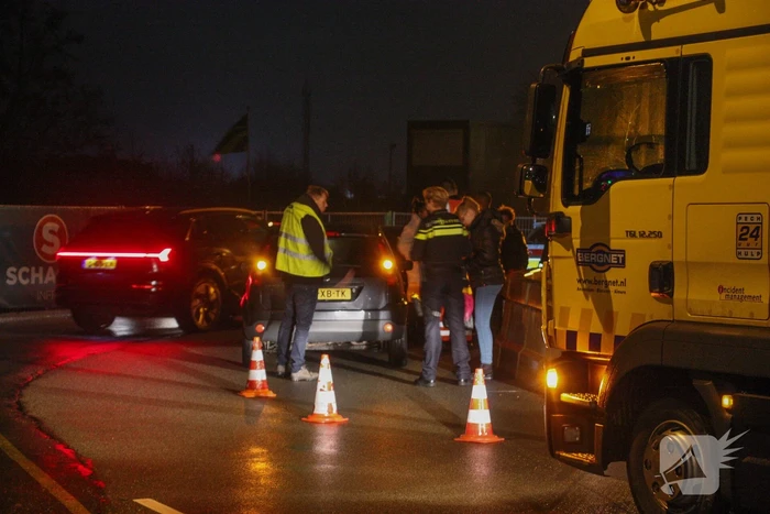 Auto's botsen frontaal in bocht
