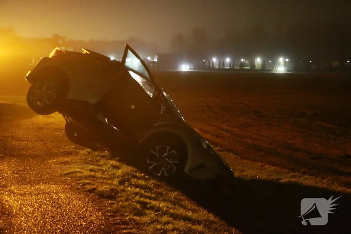 Auto rijdt greppel in