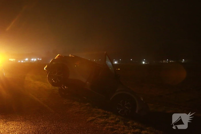 Auto rijdt greppel in
