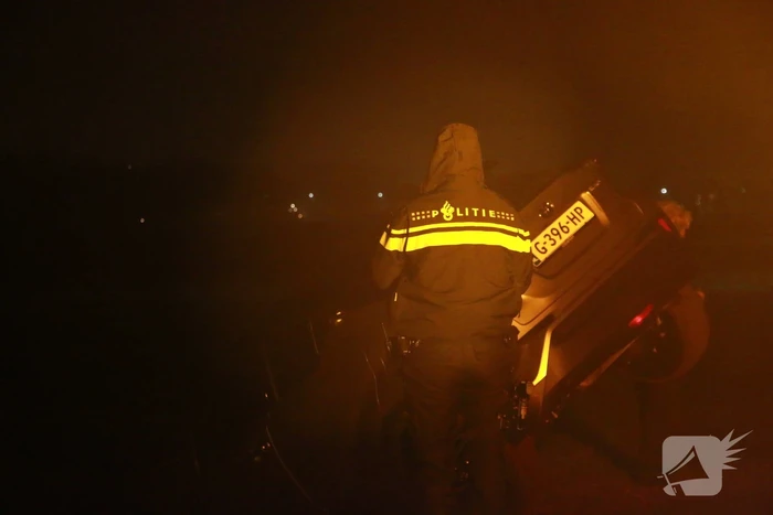 Auto rijdt greppel in